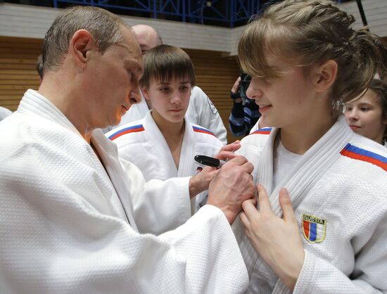 Putin visits St Petersburg