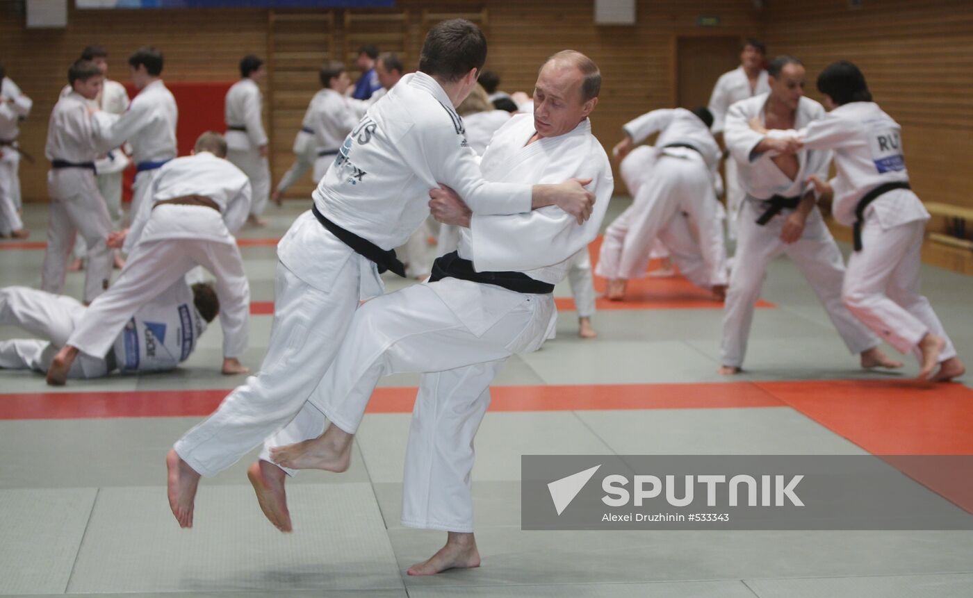 Putin visits St Petersburg