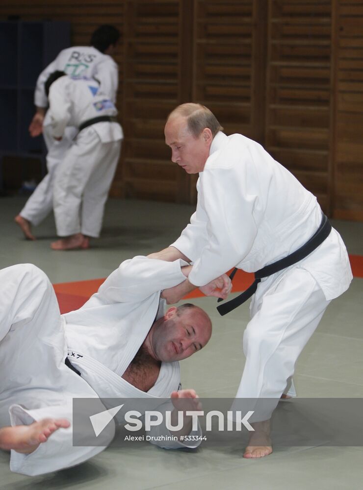Putin visits St Petersburg