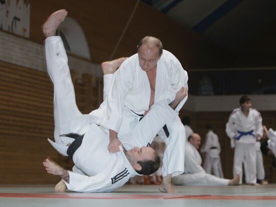Putin visits St Petersburg
