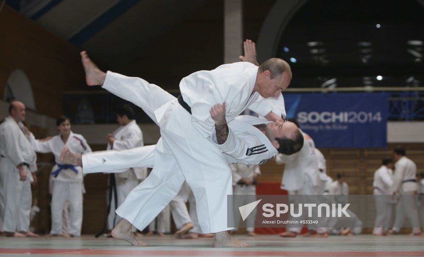 Putin visits St Petersburg