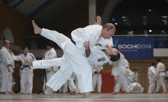 Putin visits St Petersburg