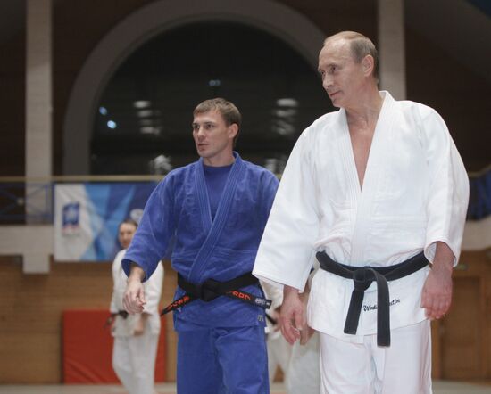 Putin visits St Petersburg