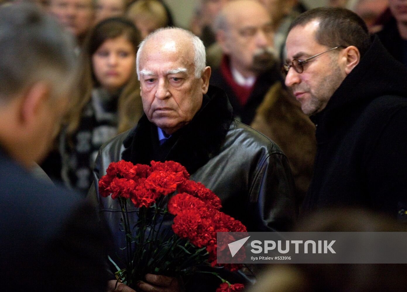 Viktor Chernomyrdin attends Yegor Gaidar's funeral service