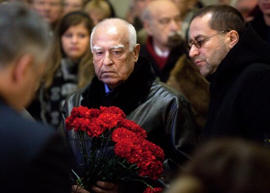 Viktor Chernomyrdin attends Yegor Gaidar's funeral service