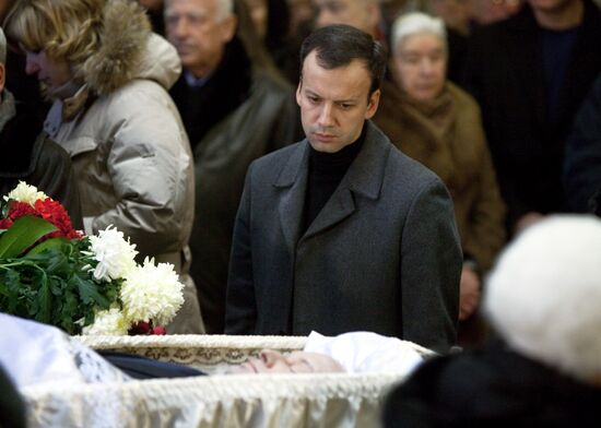 Arkady Dvorkovich attends Yegor Gaidar's funeral service
