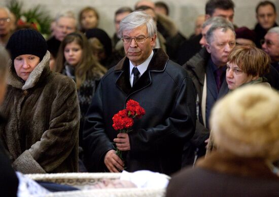 Sergei Ignatyev attends Yegor Gaidar's funeral service