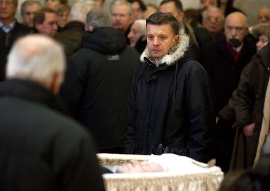 Leonid Parfyonov attends Yegor Gaidar's funeral service