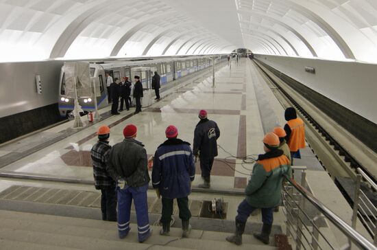 Train launched along undeground's Strogino-Mitino span
