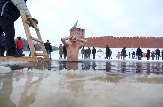 Ice swimmers compete in Veliky Novgorod