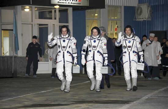 New ISS crew before launch of Soyuz-TMA-17 spacecraft