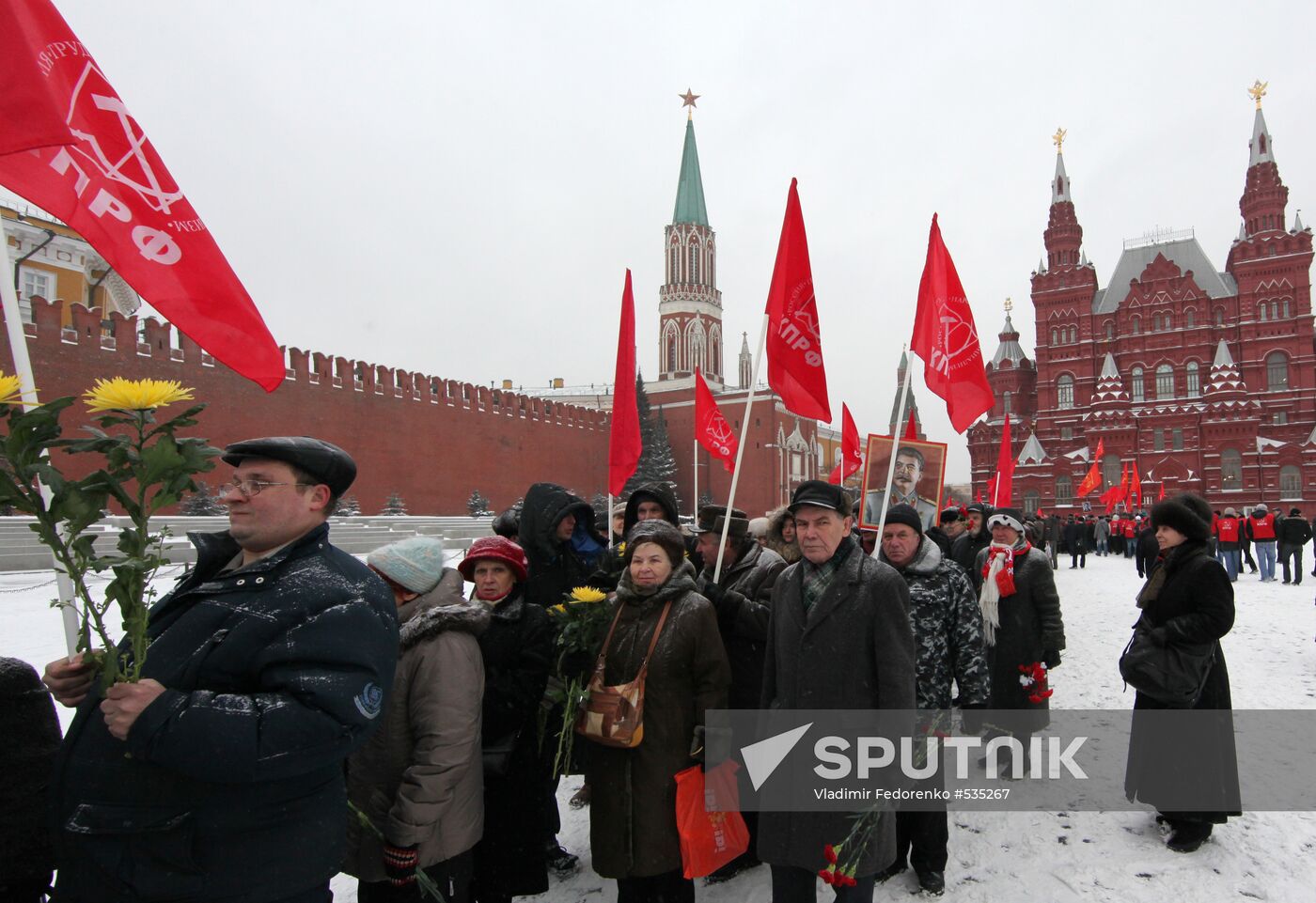 Laying flowers to Iosif Stalin's grave at Kremlin wall