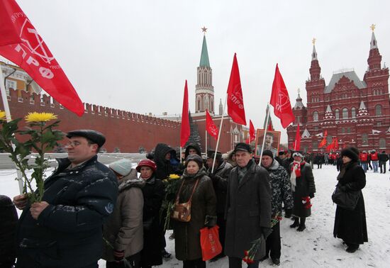 Laying flowers to Iosif Stalin's grave at Kremlin wall