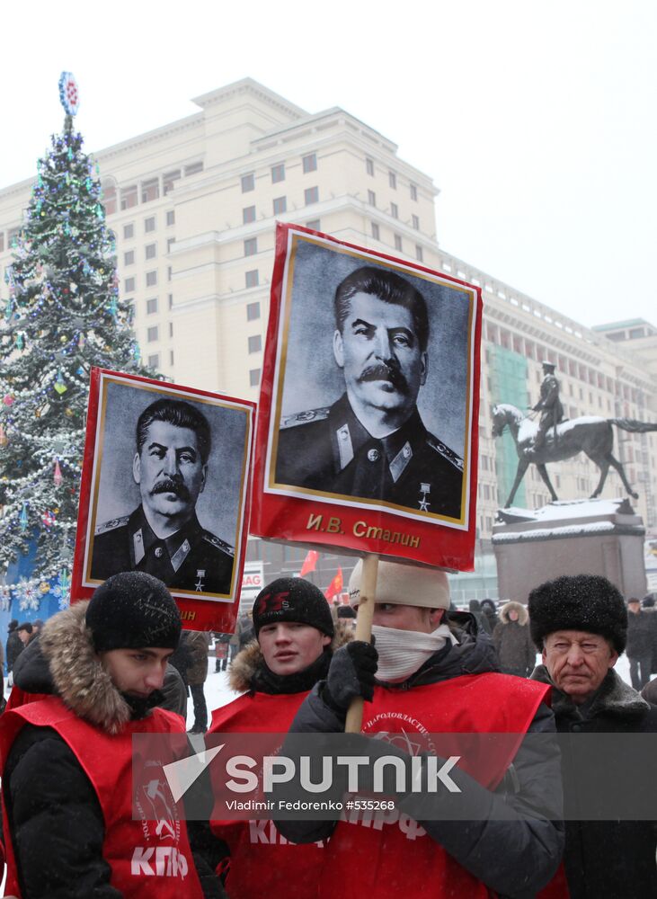 Laying flowers to Iosif Stalin's grave at Kremlin wall