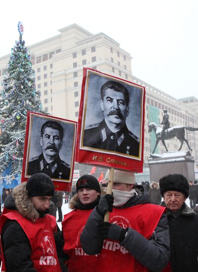 Laying flowers to Iosif Stalin's grave at Kremlin wall