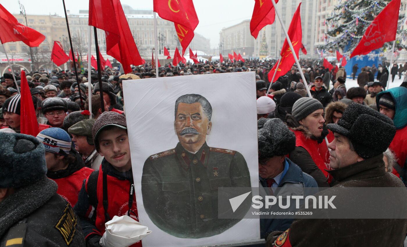 Laying flowers to Iosif Stalin's grave at Kremlin wall