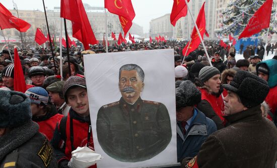 Laying flowers to Iosif Stalin's grave at Kremlin wall