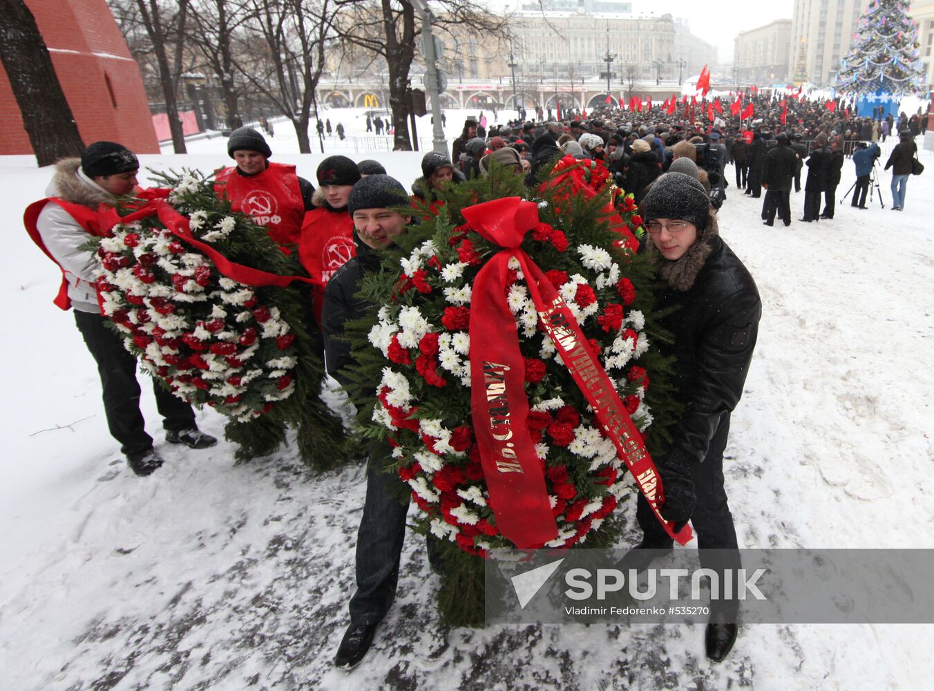 Laying flowers to Iosif Stalin's grave at Kremlin wall