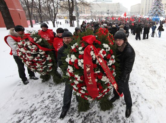 Laying flowers to Iosif Stalin's grave at Kremlin wall