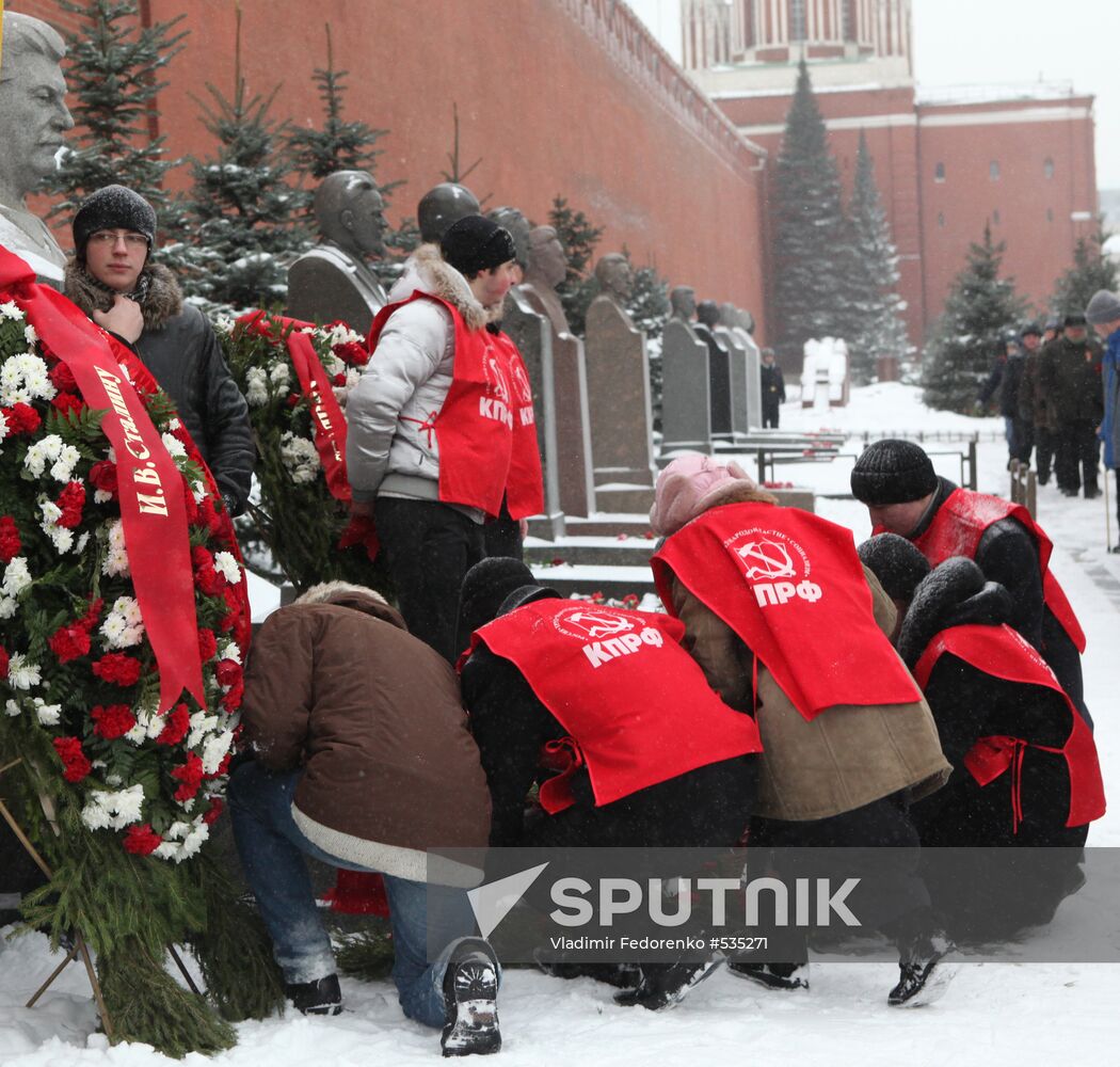 Laying flowers to Iosif Stalin's grave at Kremlin wall