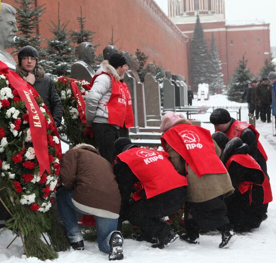 Laying flowers to Iosif Stalin's grave at Kremlin wall