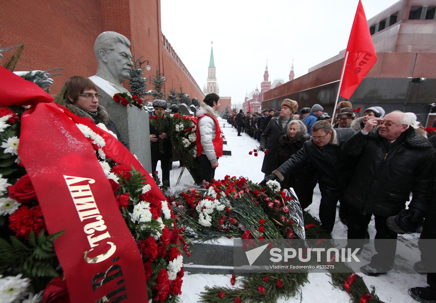 Laying flowers to Iosif Stalin's grave at Kremlin wall