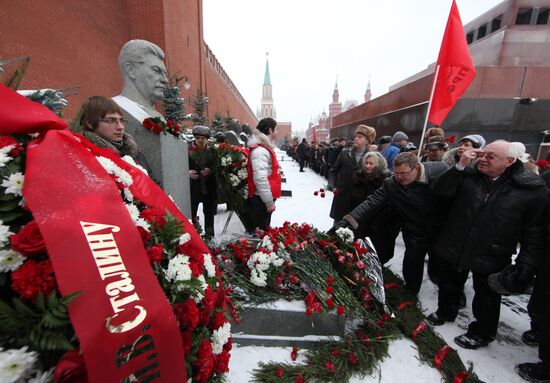 Laying flowers to Iosif Stalin's grave at Kremlin wall