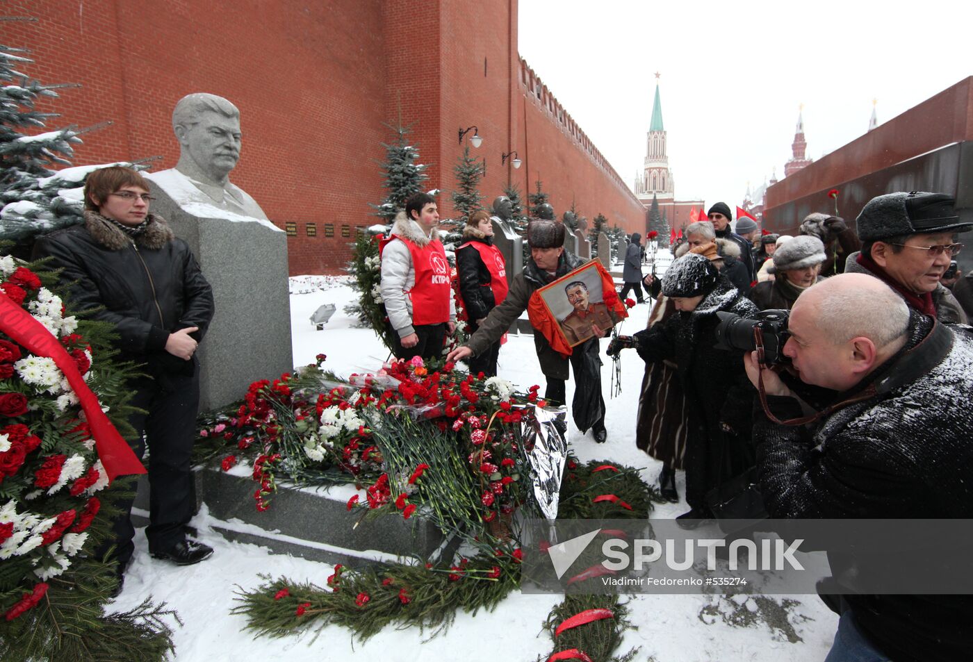 Laying flowers to Iosif Stalin's grave at Kremlin wall