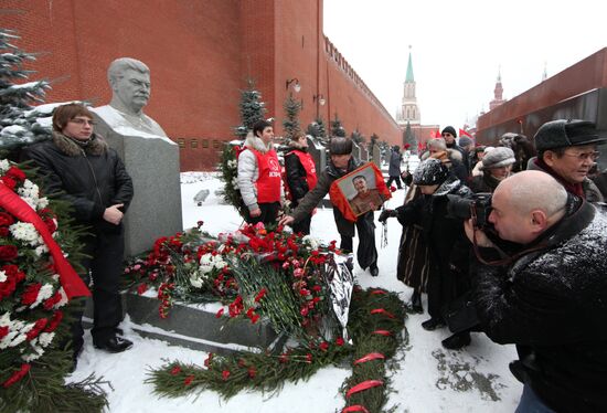 Laying flowers to Iosif Stalin's grave at Kremlin wall