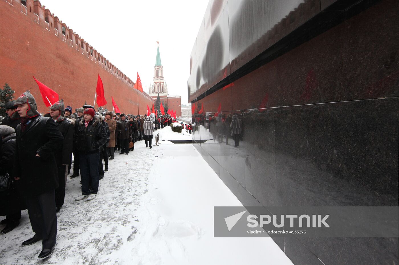 Laying flowers to Iosif Stalin's grave at Kremlin wall