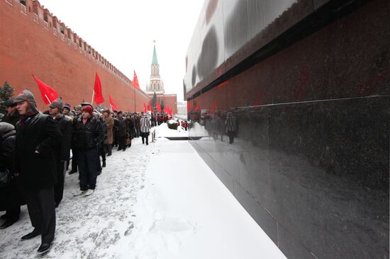 Laying flowers to Iosif Stalin's grave at Kremlin wall