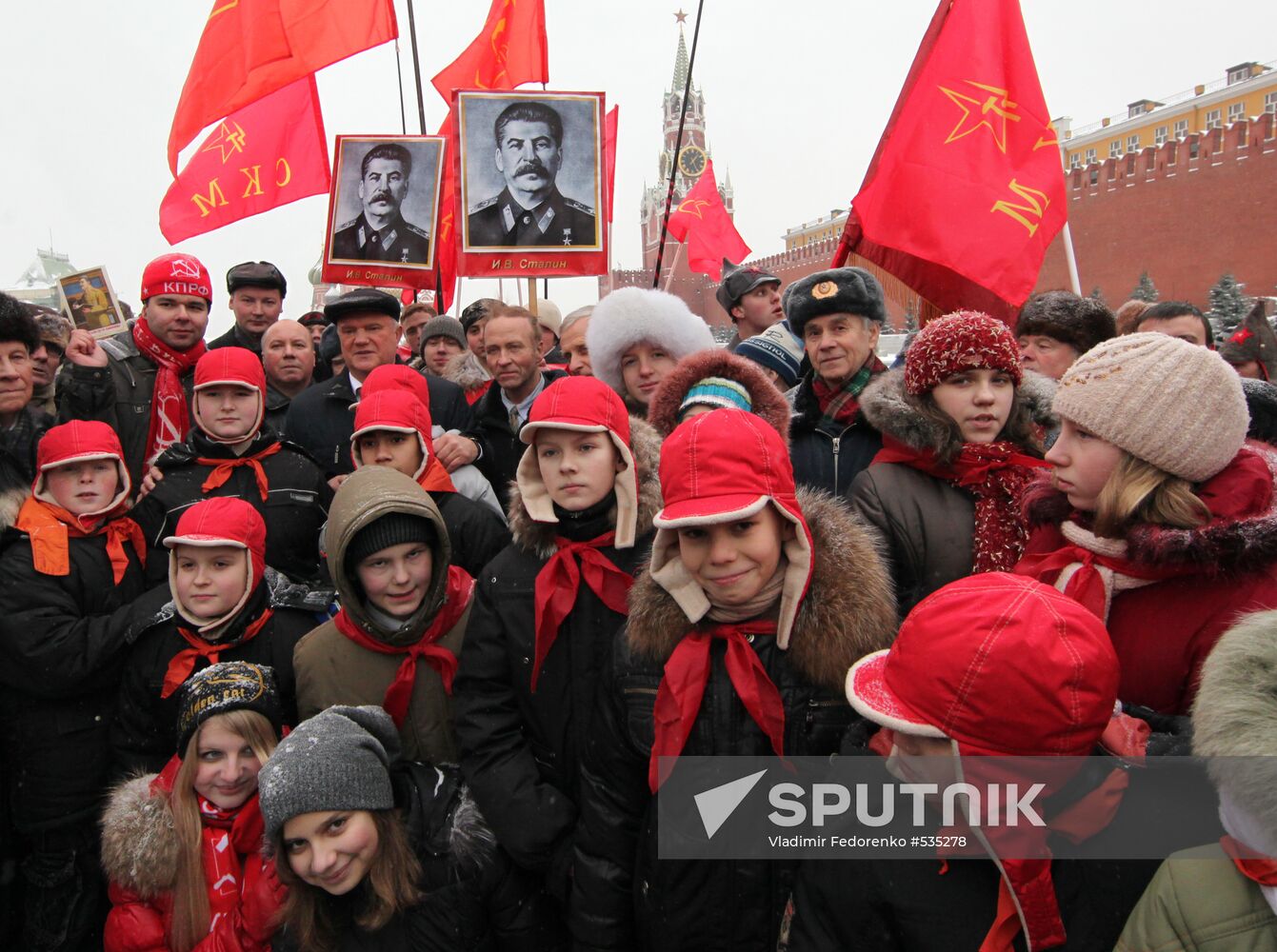 Laying flowers to Iosif Stalin's grave at Kremlin wall
