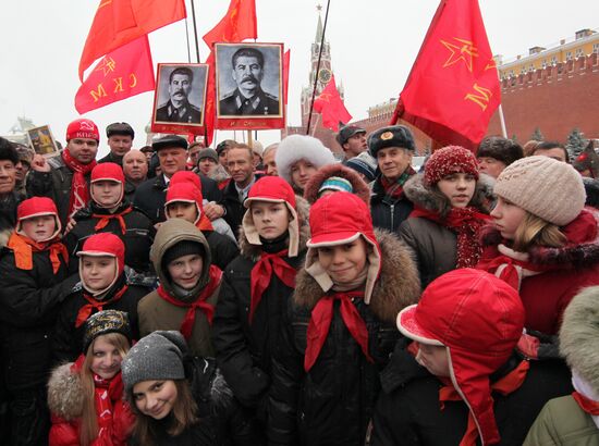 Laying flowers to Iosif Stalin's grave at Kremlin wall