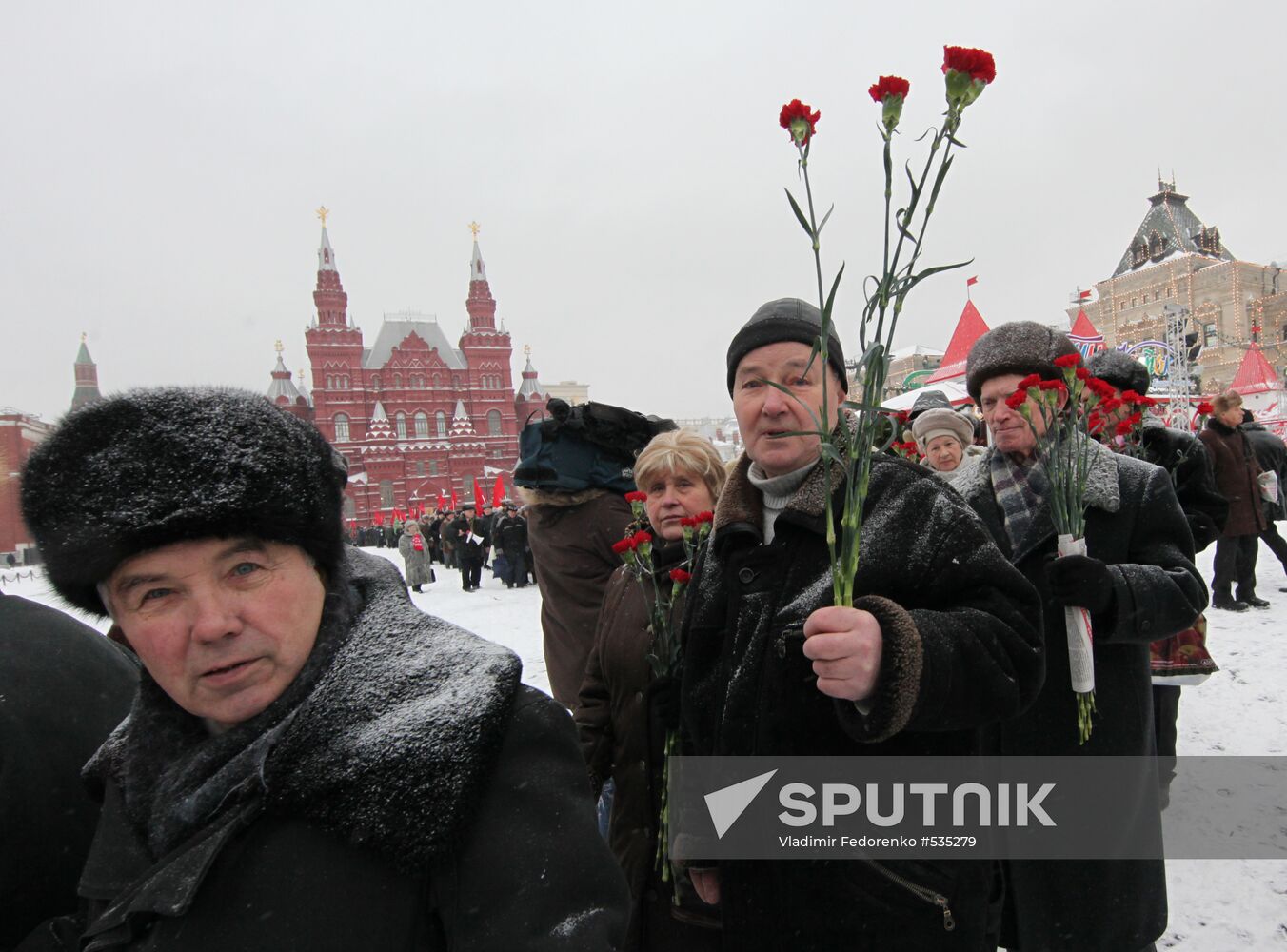 Laying flowers to Iosif Stalin's grave at Kremlin wall
