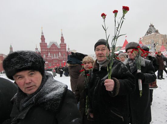 Laying flowers to Iosif Stalin's grave at Kremlin wall