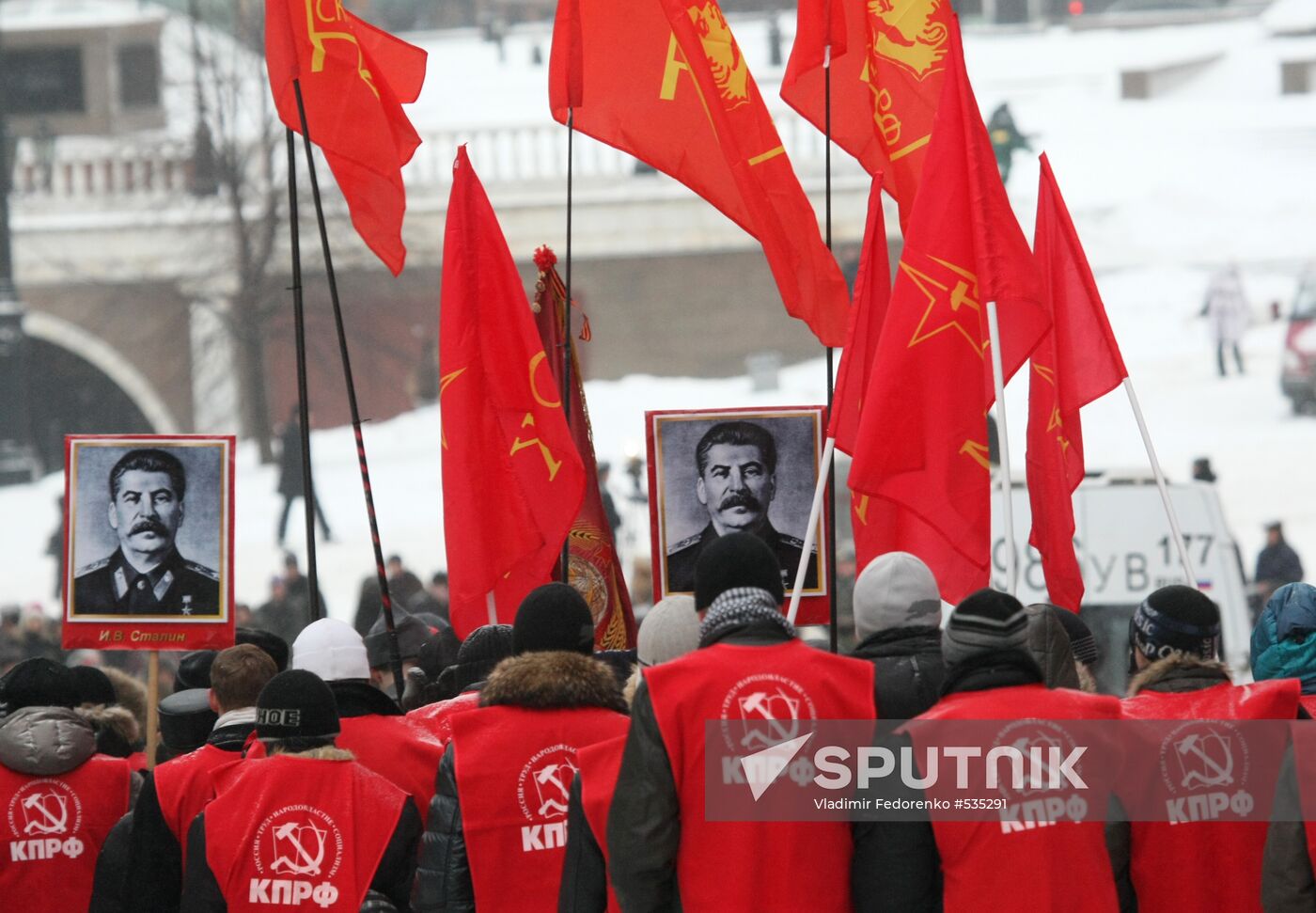 Laying flowers to Iosif Stalin's grave at Kremlin wall