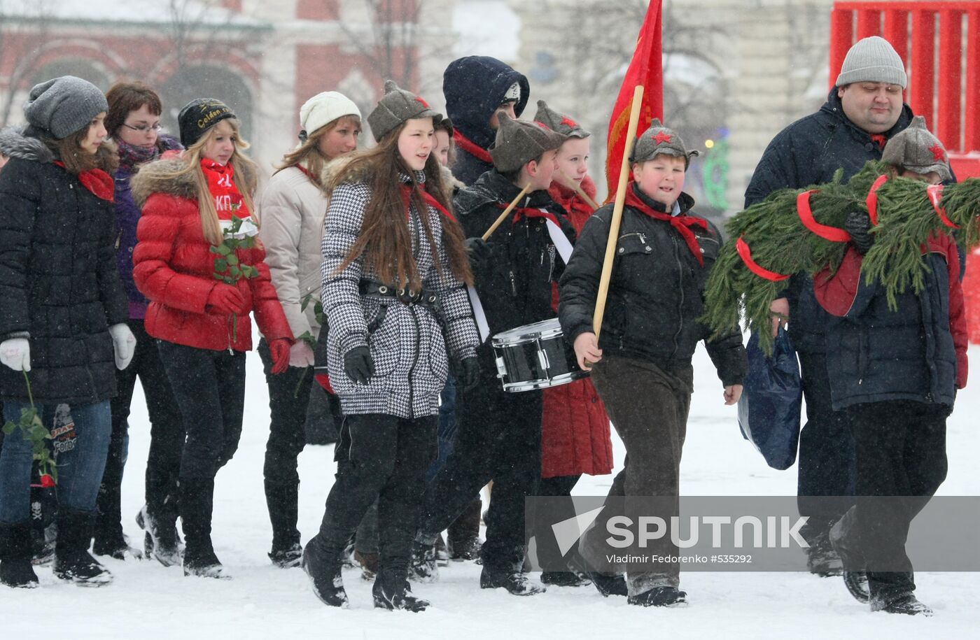 Laying flowers to Iosif Stalin's grave at Kremlin wall