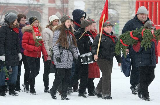 Laying flowers to Iosif Stalin's grave at Kremlin wall