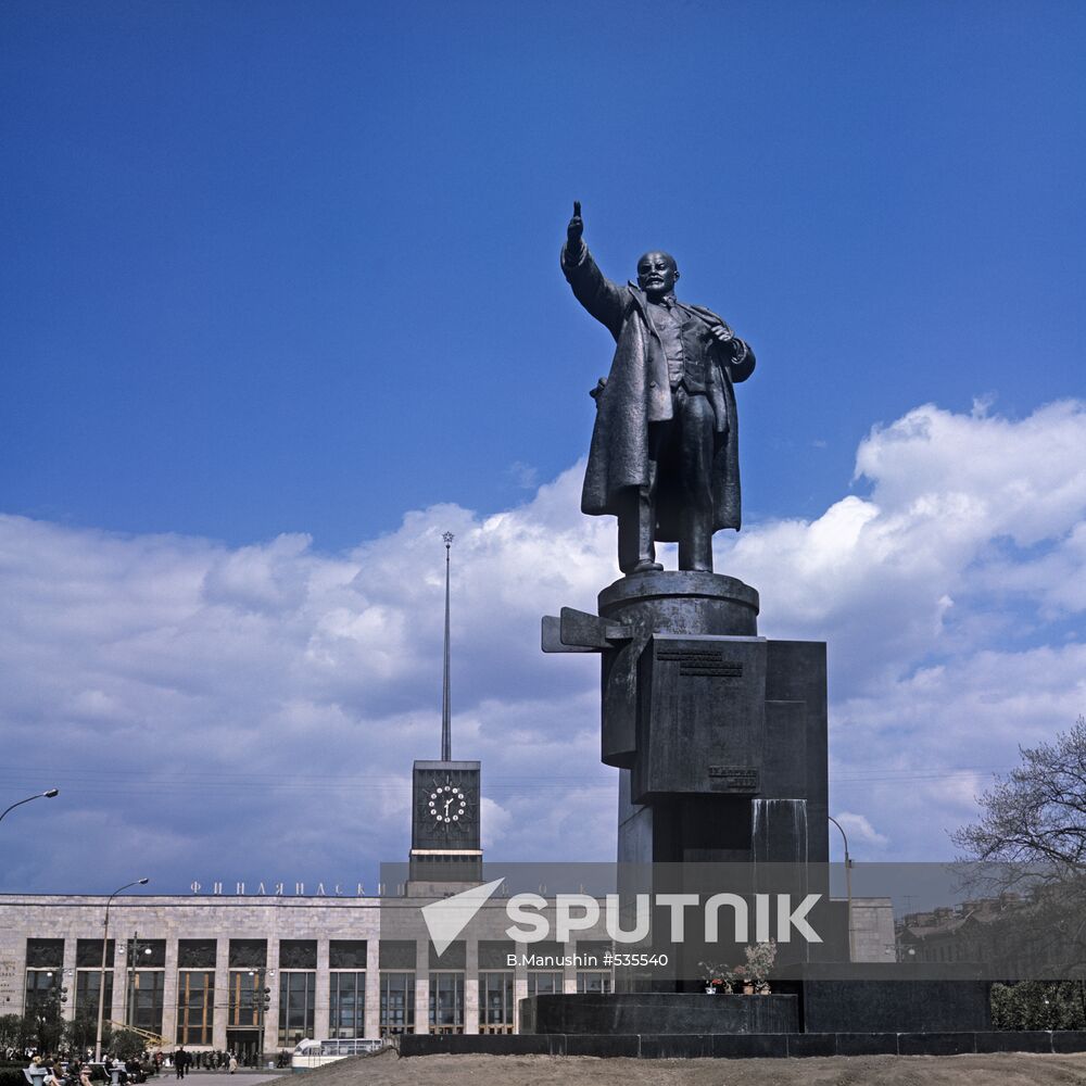 Monument to Vladimir Lenin in front of Finlyandsky Rail Terminal