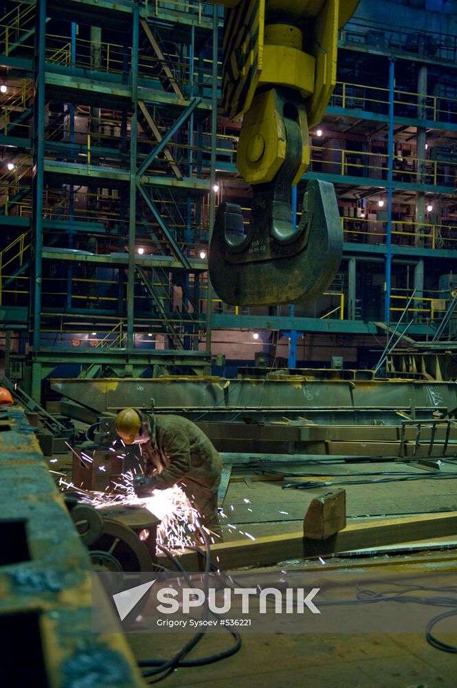A worker in one of the shops of the production association Northern Machine-Building Enterprise in Severodvinsk. Location: Russia, Arkhangelsk region, Severodvynsk. Author: Grigory Sysoev/Sputnik. JSC PO Sevmash in Severodvinsk
