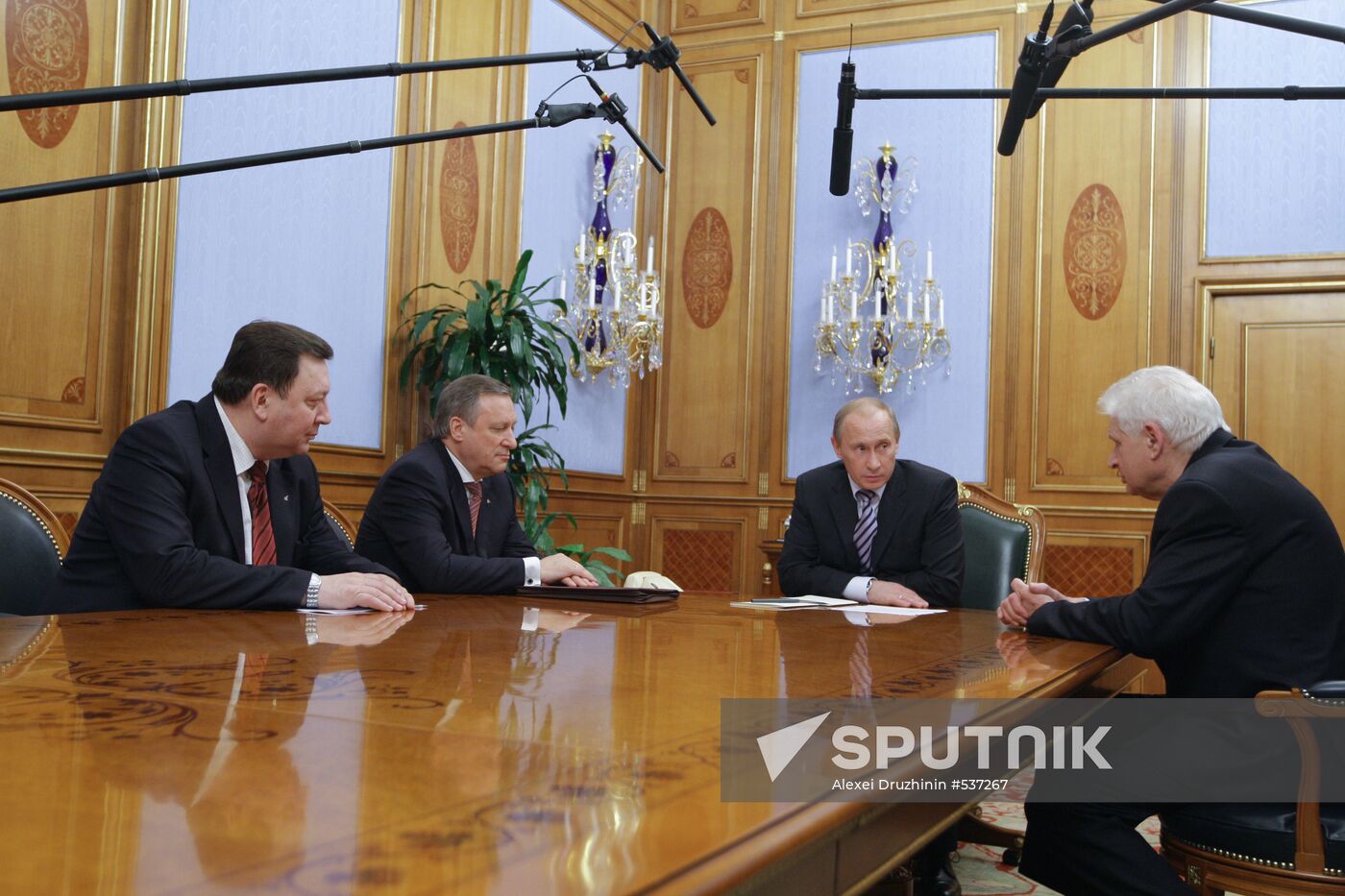 Vladimir Putin chairs meeting