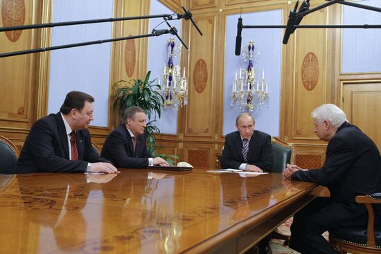 Vladimir Putin chairs meeting