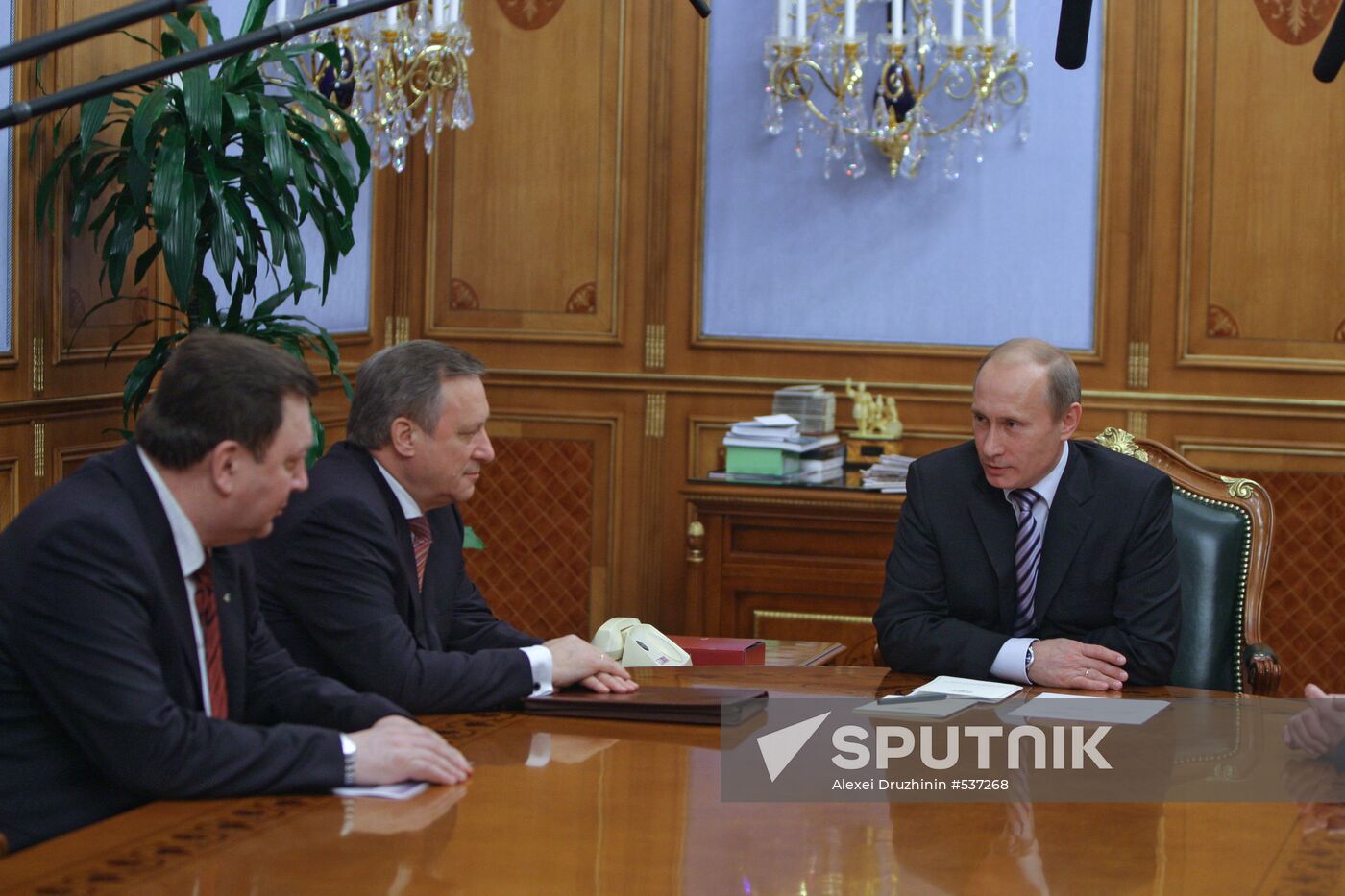 Vladimir Putin chairs meeting