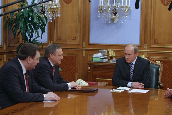 Vladimir Putin chairs meeting