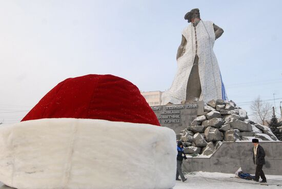 Worker's monument dressed up as Father Frost