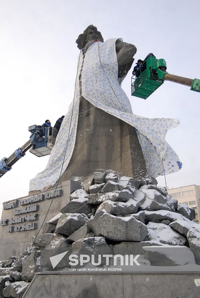 Worker's monument dressed up as Father Frost