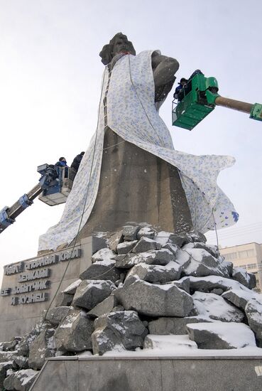 Worker's monument dressed up as Father Frost