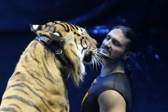 Zapashny Brothers Circus presents New Year show in Moscow