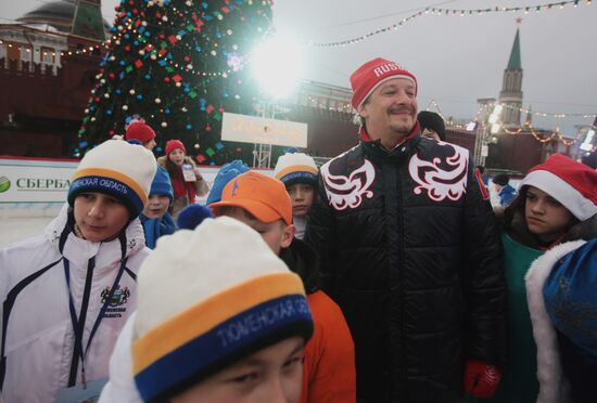 Dmitry Maryanov skates with pupils near GUM Trading House