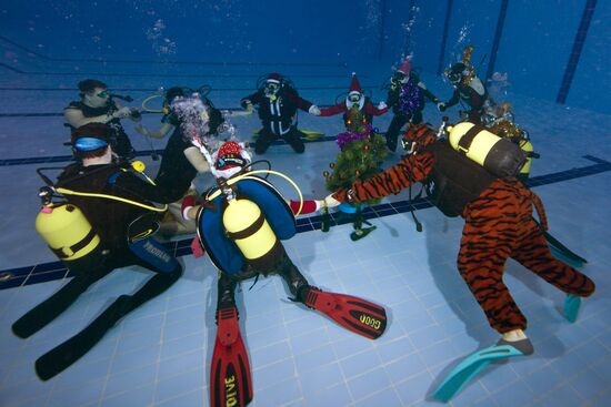 Western Bridge club see New Year in underwater